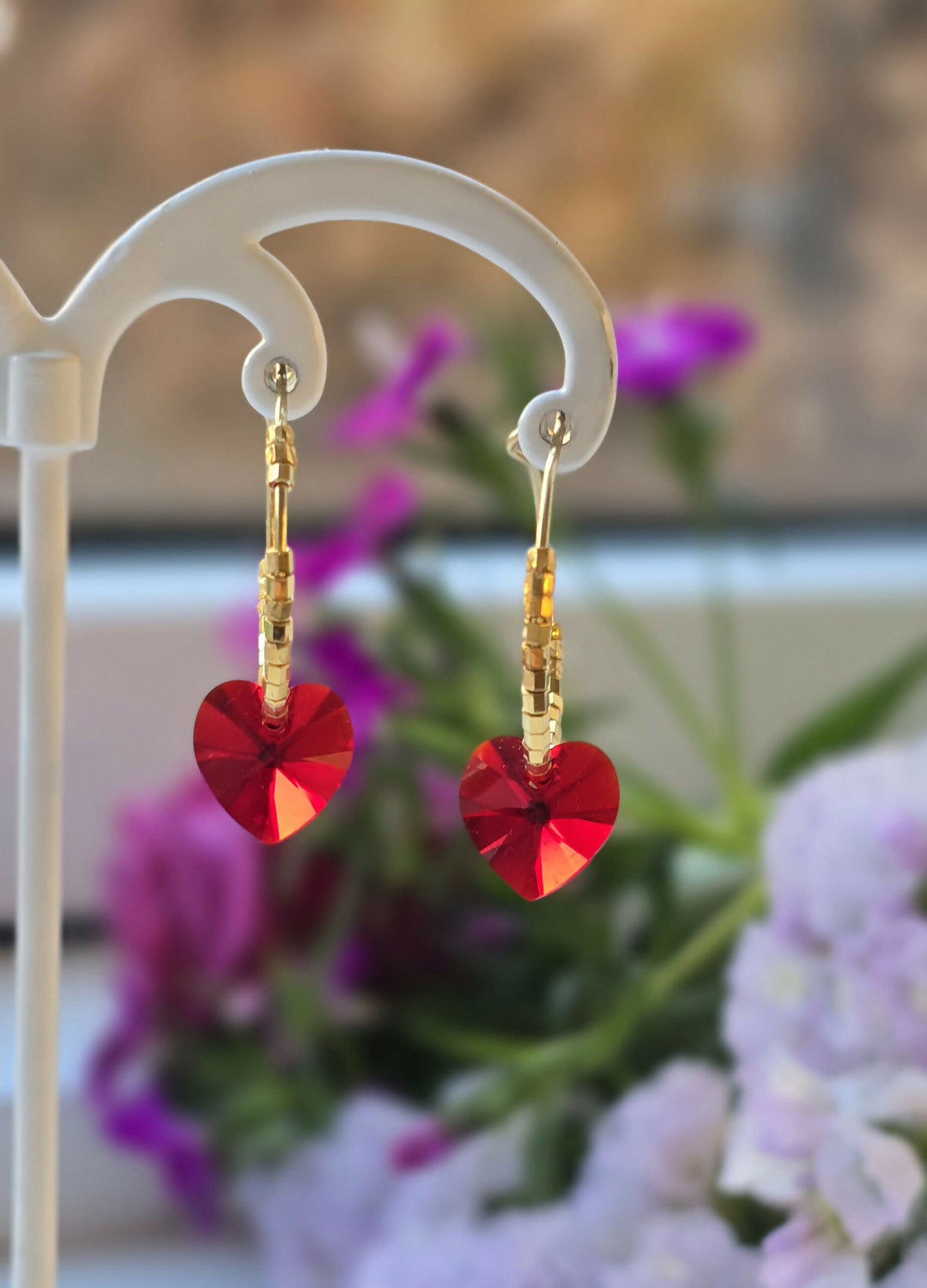 Kreol øreringe med guld delica perler og rød swarovski