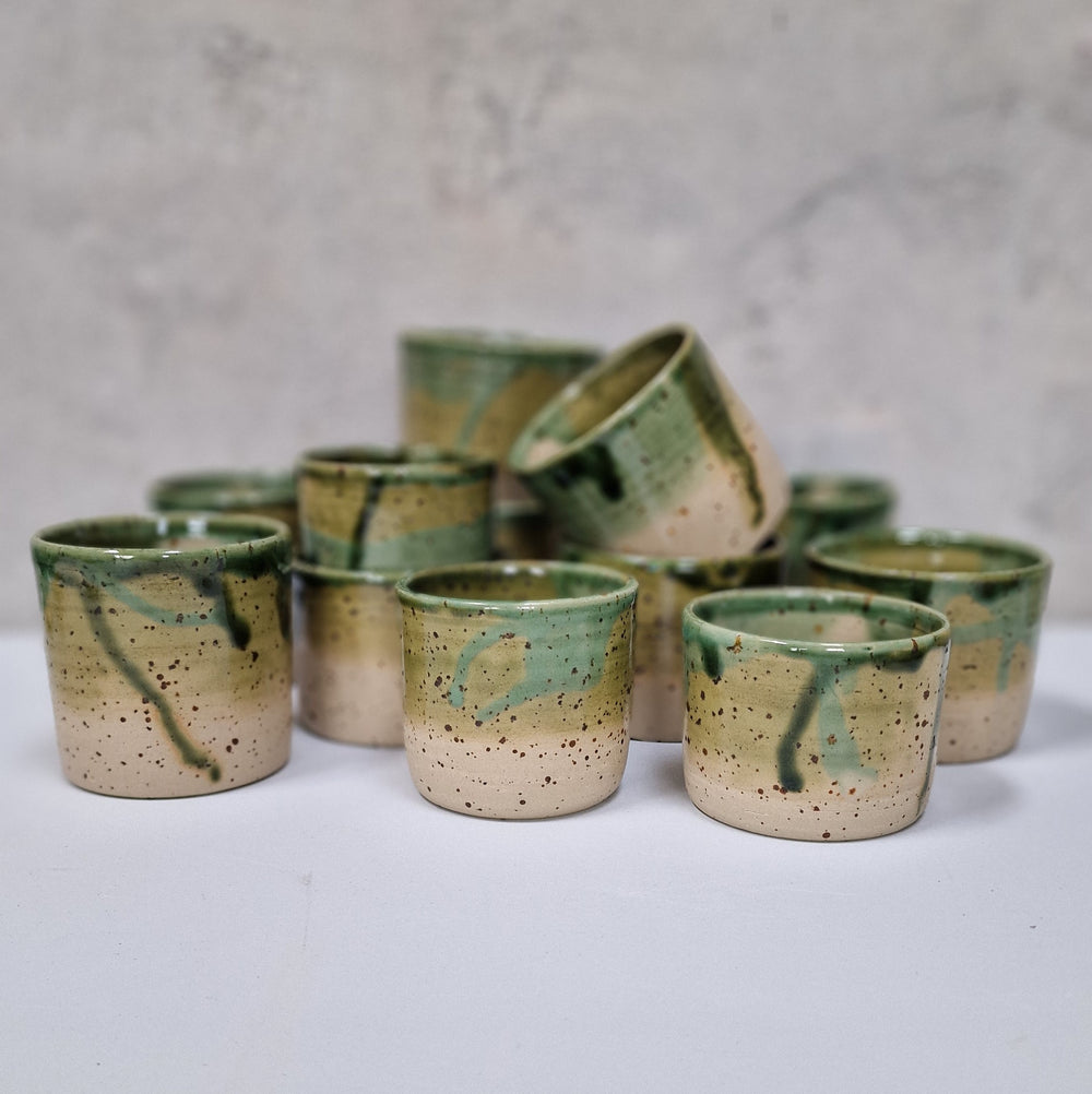 Små grønne stentøjs "vandglas"