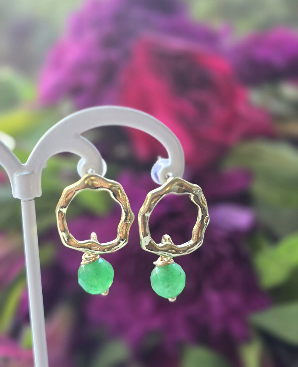 Øreringe med runde banket ringe og grønt krysopras