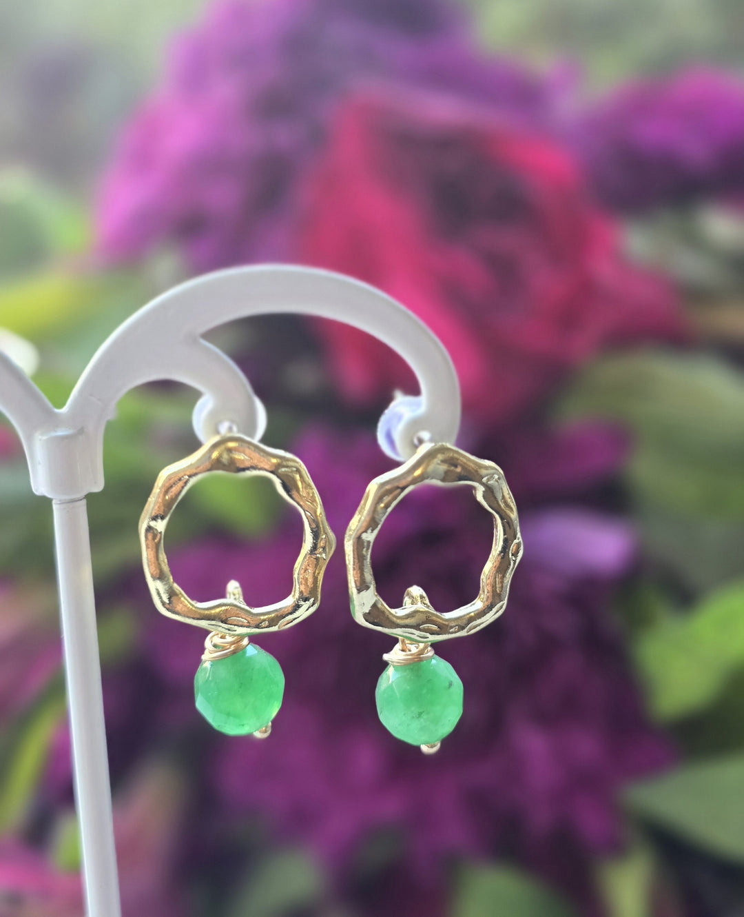 Øreringe med runde banket ringe og grønt krysopras