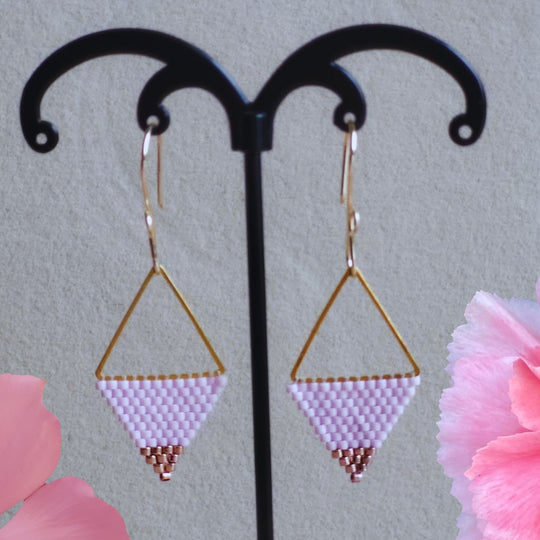 Trekant øreringe – Elegante, håndlavet design med Miyuki-perler