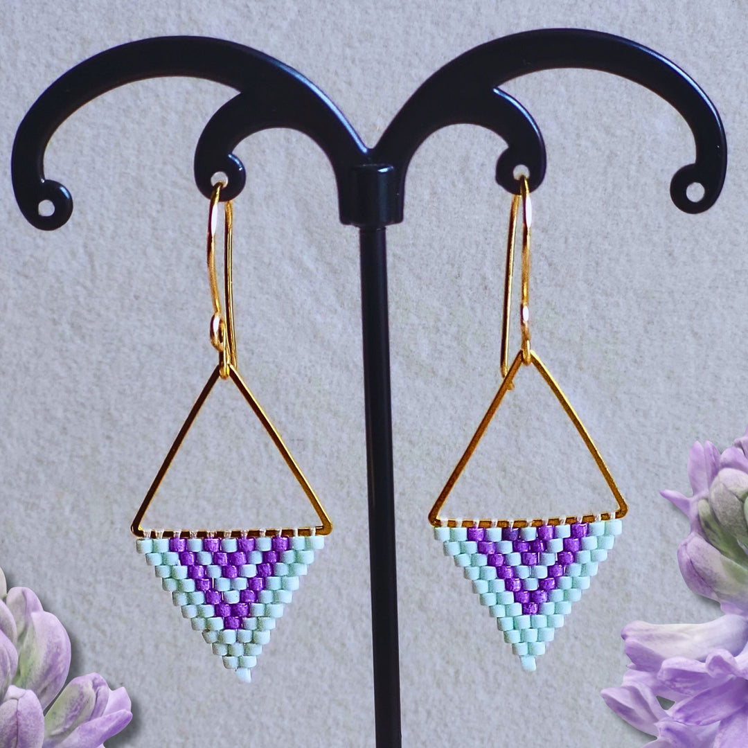Trekant øreringe – Elegante, håndlavet design med Miyuki-perler