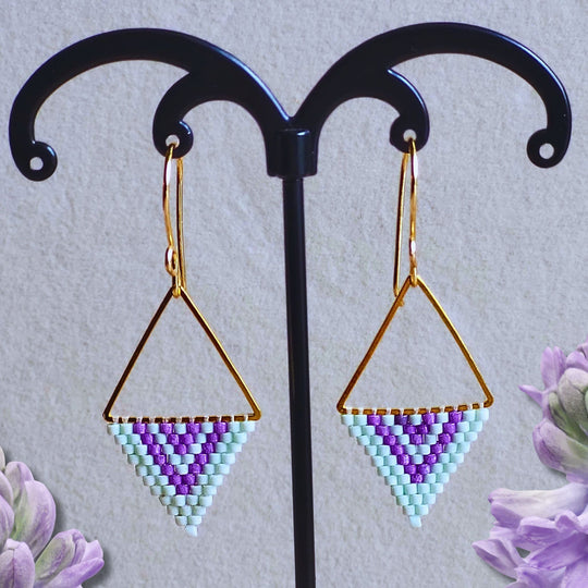 Trekant øreringe – Elegante, håndlavet design med Miyuki-perler