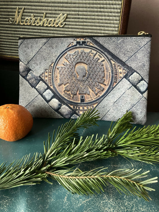 Pouch small Copenhagen manhole cover. Queen to King