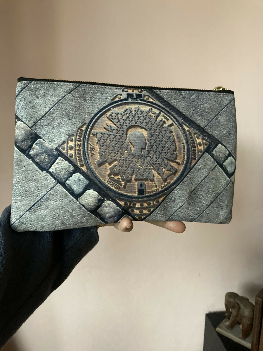 Pouch small Copenhagen manhole cover. Queen to King