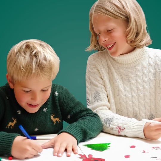 To drenge designer en mulepose med FabiBoks Design selv Juleoutfit og hygger med kreativ juleprojekt.