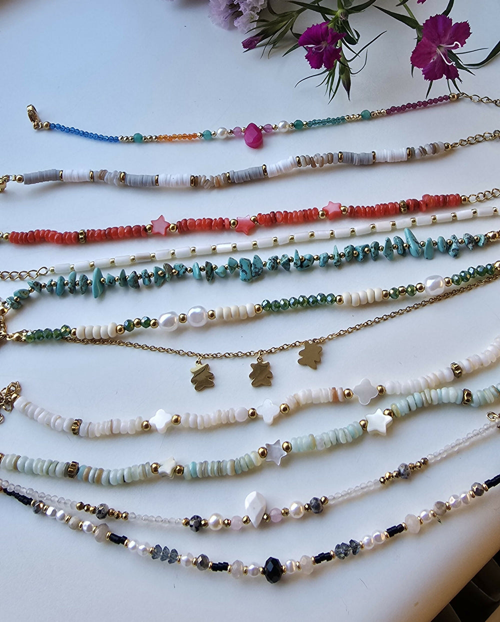 Armbånd med små perler i forskellige farver