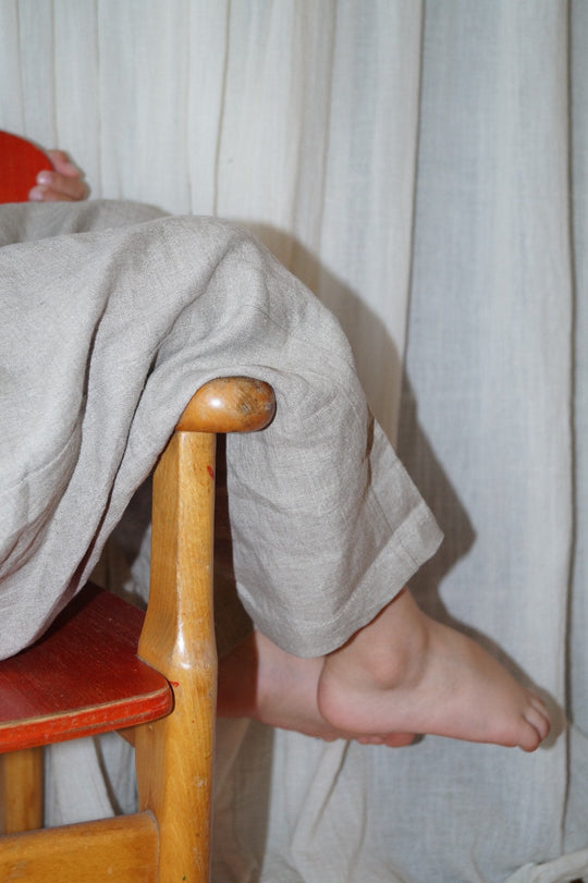 En hørbuks - A pair of children's linen trousers