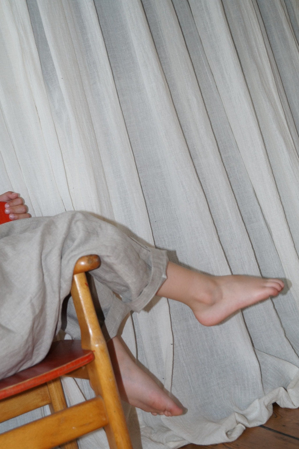 En hørbuks - A pair of children's linen trousers