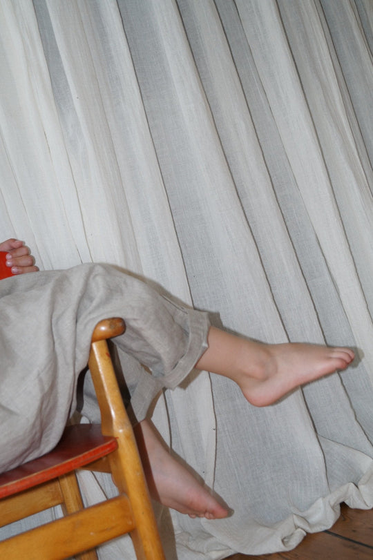 En hørbuks - A pair of children's linen trousers