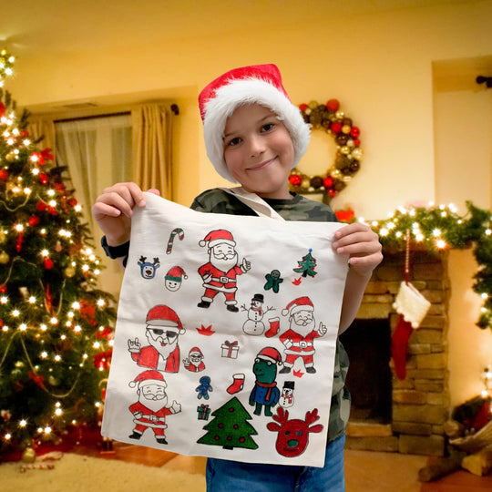 En dreng viser stolt sin mulepose, som han selv har designet med FabiBoks Design selv Juleoutfit.