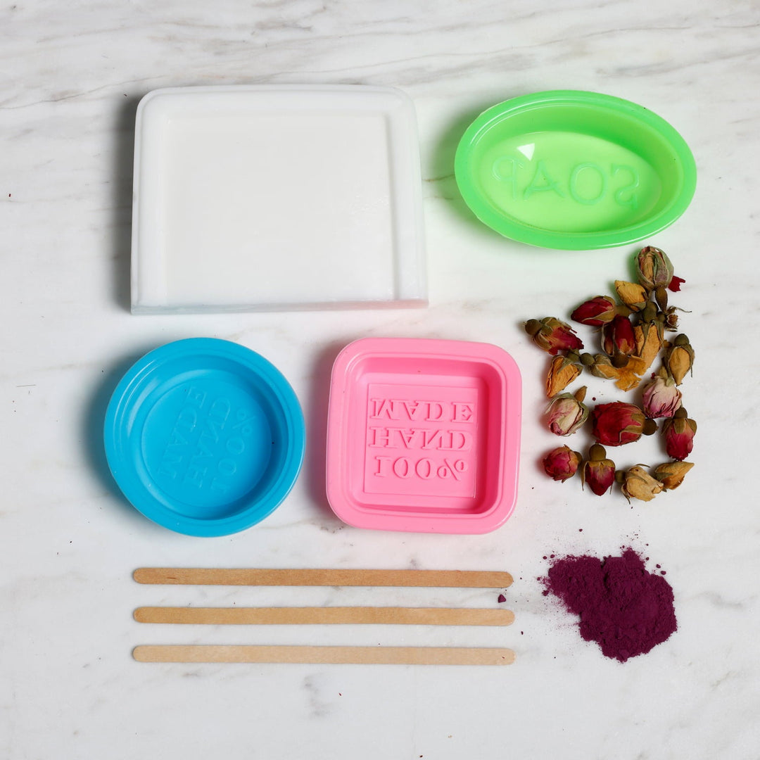 Materialer til “Lav farverige DIY-sæber” fra FabiBoks’ adventskalender til børn – forme, farver og naturlige ingredienser