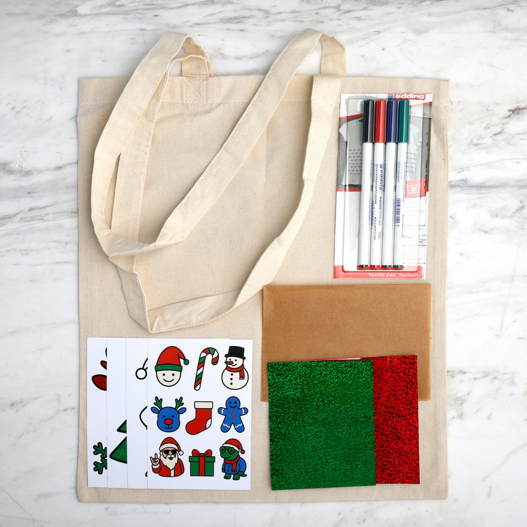 Materialer til “Design selv juleoutfit" fra FabiBoks’ adventskalender til børn – mulepose, tekstiltuscher og strygefolie