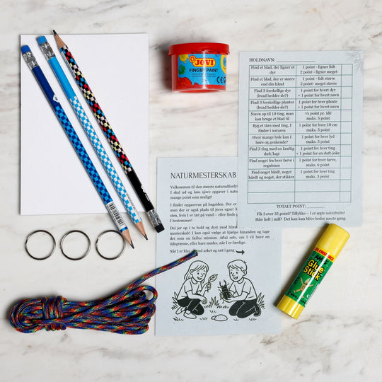 Materialer til “Ud i det Blå” fra FabiBoks’ adventskalender til børn – paracord, naturinspiration og udendørs leg til børn