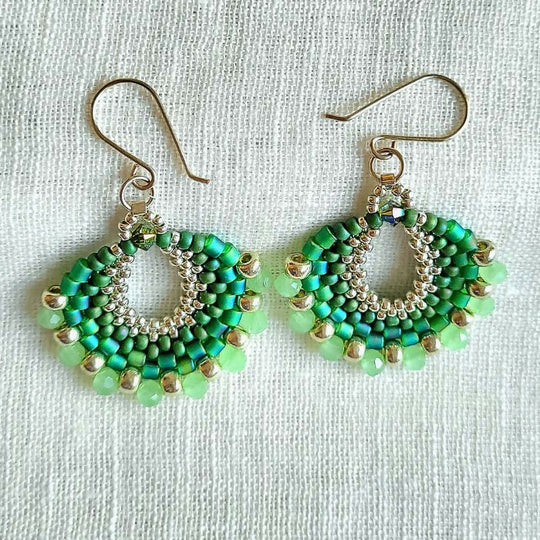 Luna øreringe – Elegant håndlavet design med et mix af perler