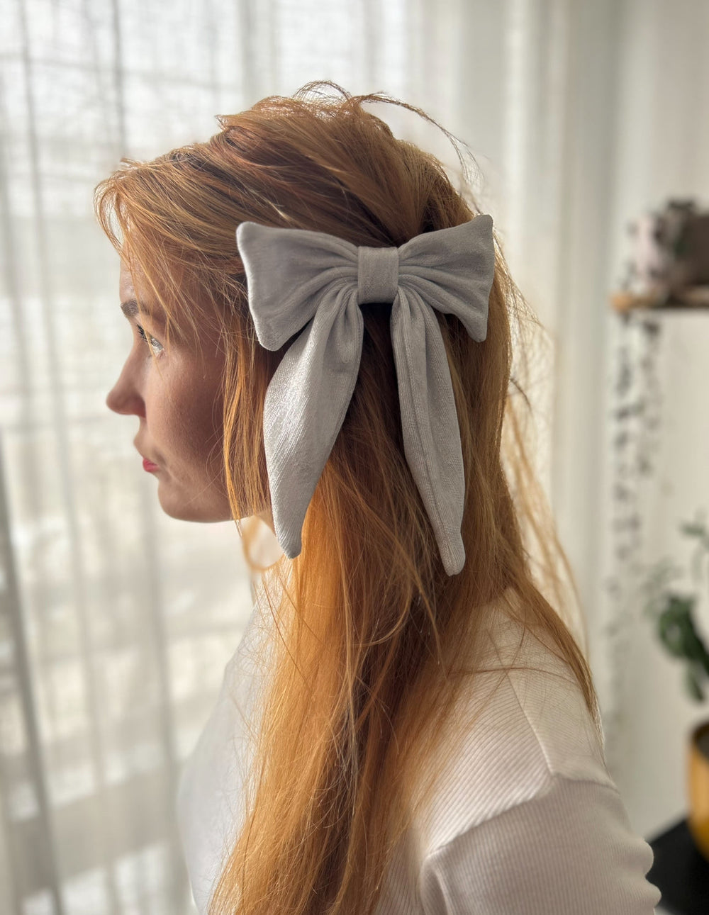 Silver bow with hairclip