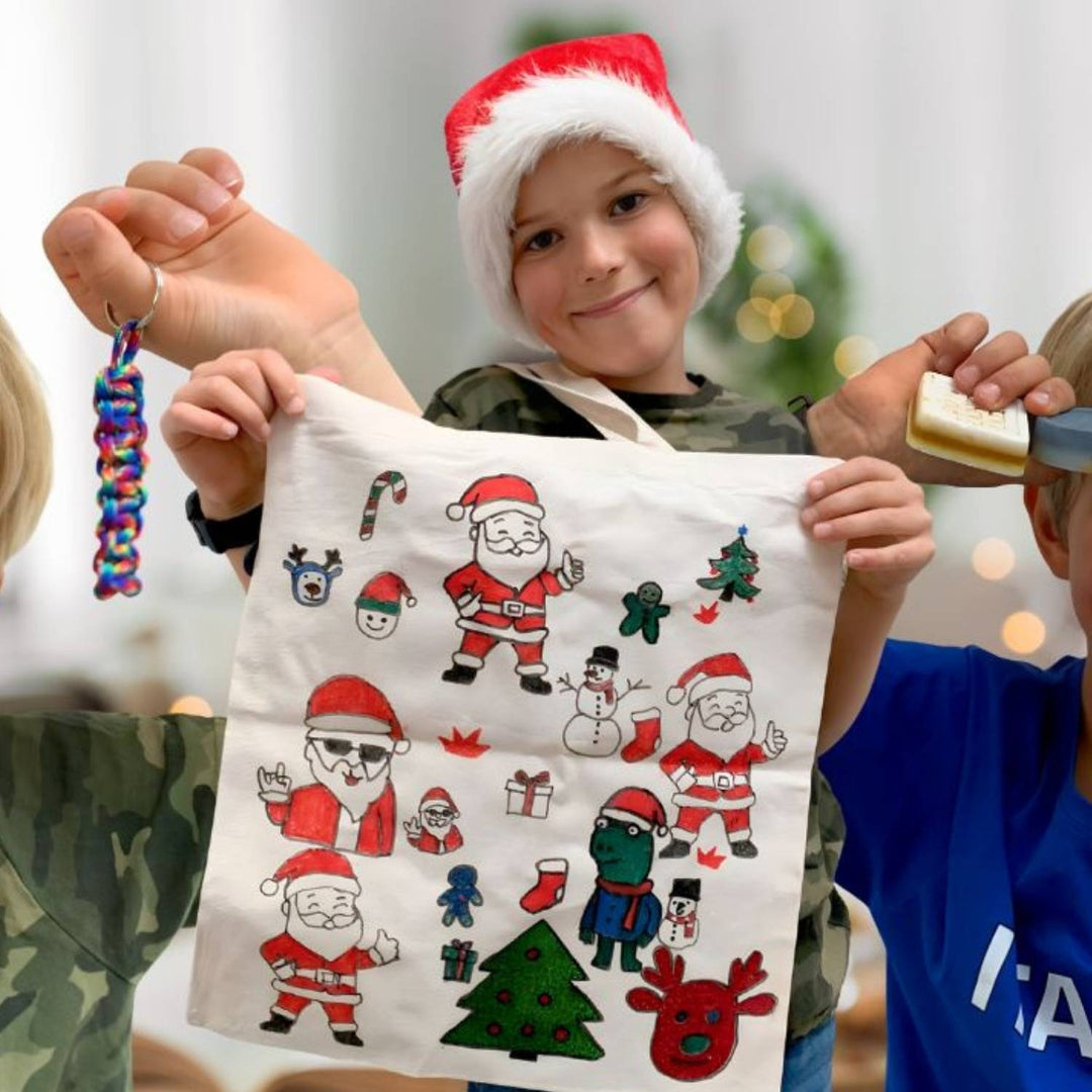 En dreng viser stolt de hjemmelavede julegaver, han har skabt med FabiBoks.